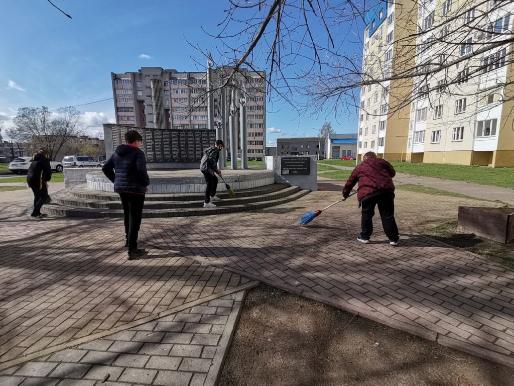 Уборка памятника воинам-землякам погибшим в годы Великой Отечественной  Войны в микрорайоне «Казимировка» – СРЕДНЯЯ ШКОЛА №19 г.Могилева имени М.Ф.  Сафонова